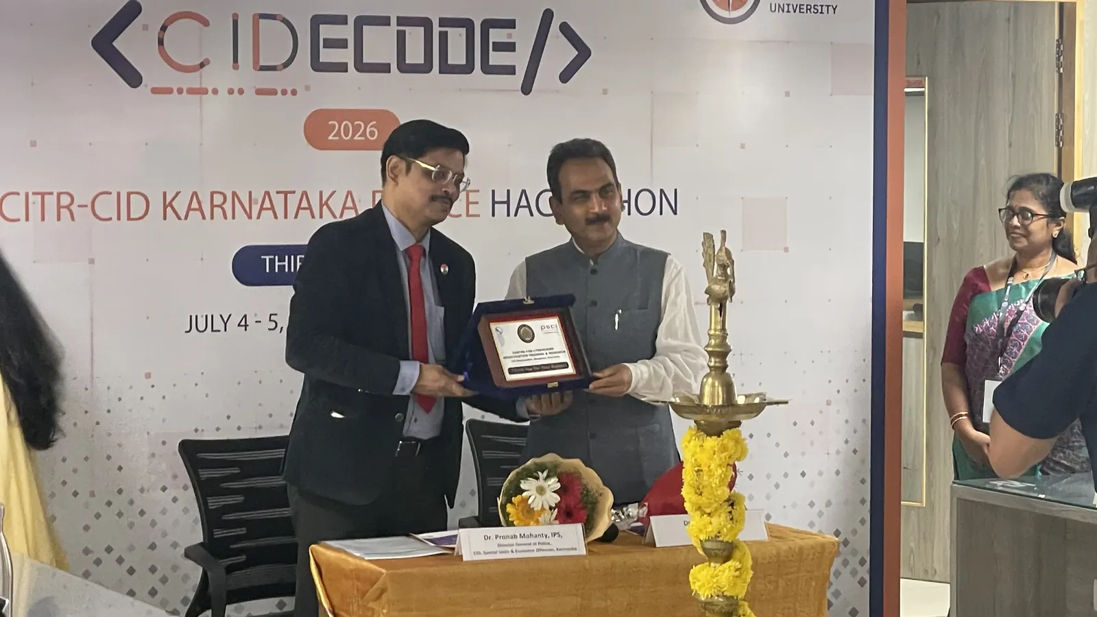 Dr. Pronab Mohanty and Dr. Suryaprasad J exchange a memento at the CIDECODE 2026 inauguration